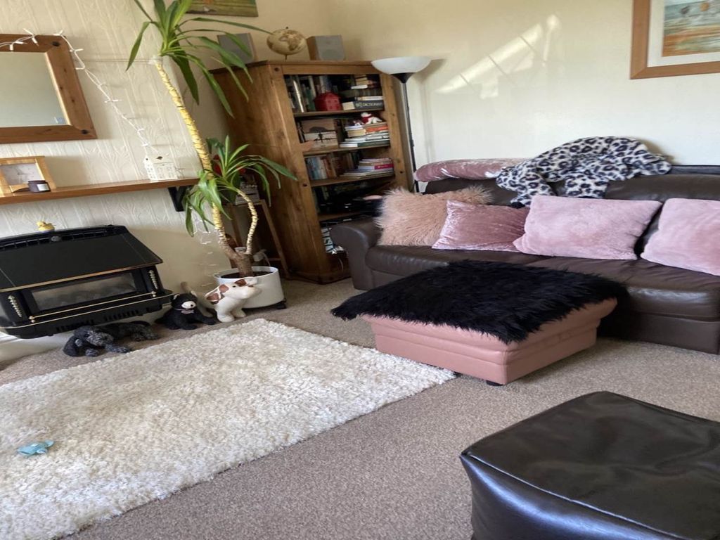 Property photo 3 of 7 Lounge New