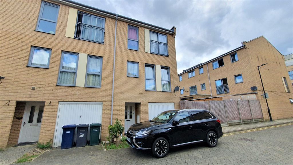 Property photo 1 of 14 4 Bedroom Town House
