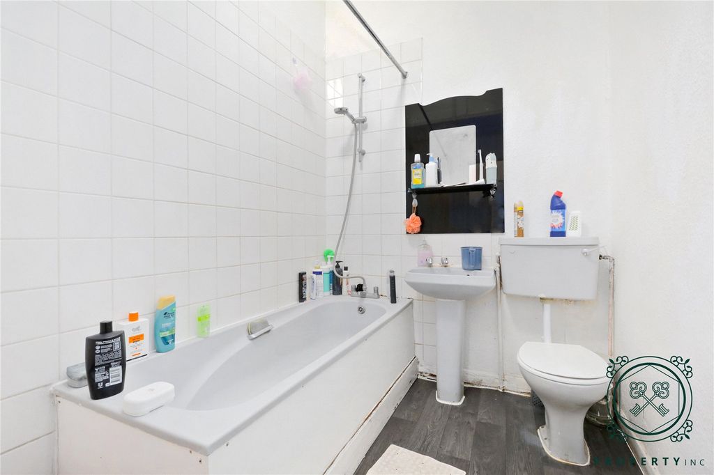 Property photo 3 of 9 Bathroom