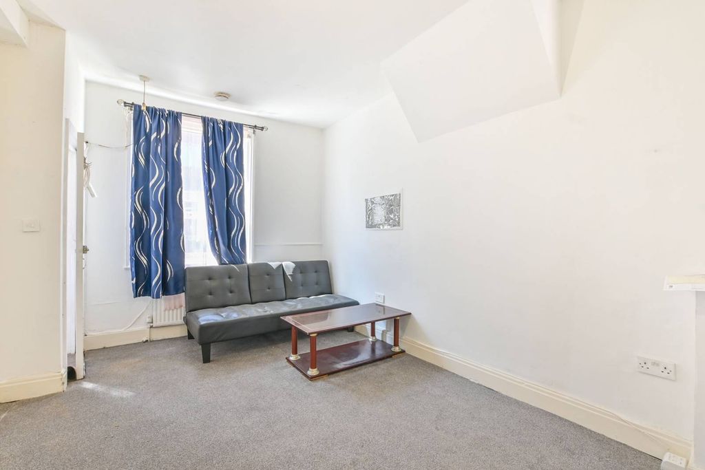 Property photo 2 of 8