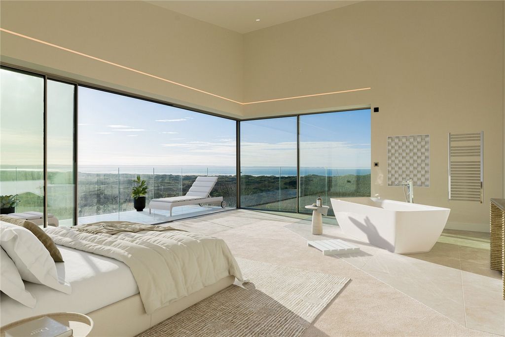 Property photo 2 of 16 Bedroom