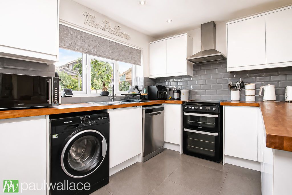 Property photo 3 of 16 Kitchen
