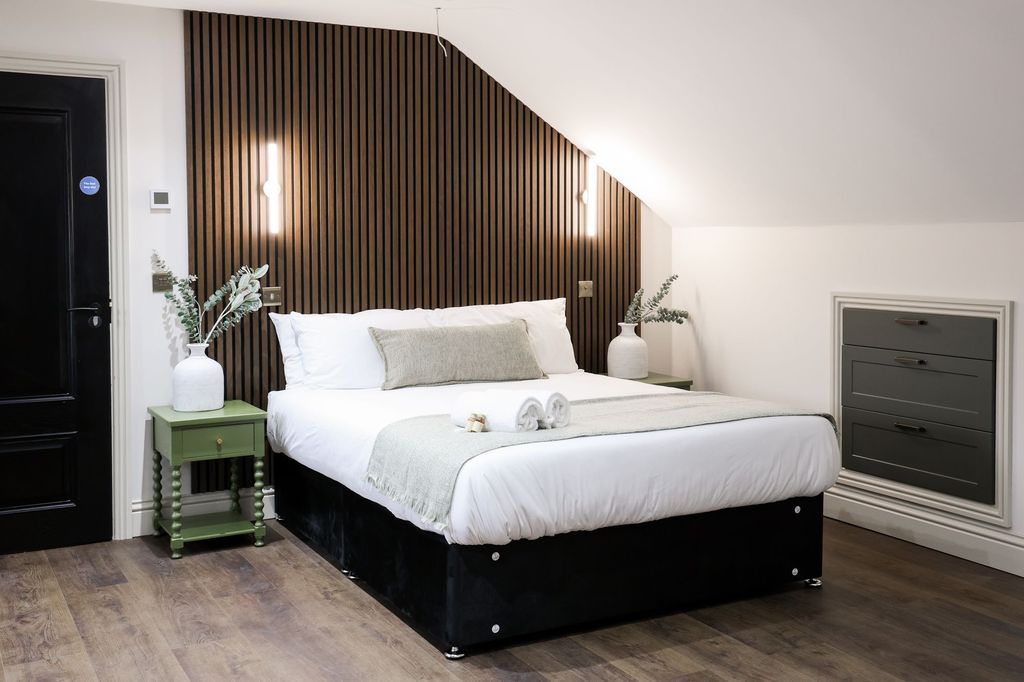 Property photo 1 of 14 Stylish Double Room With Modern Wood Feature Wall...