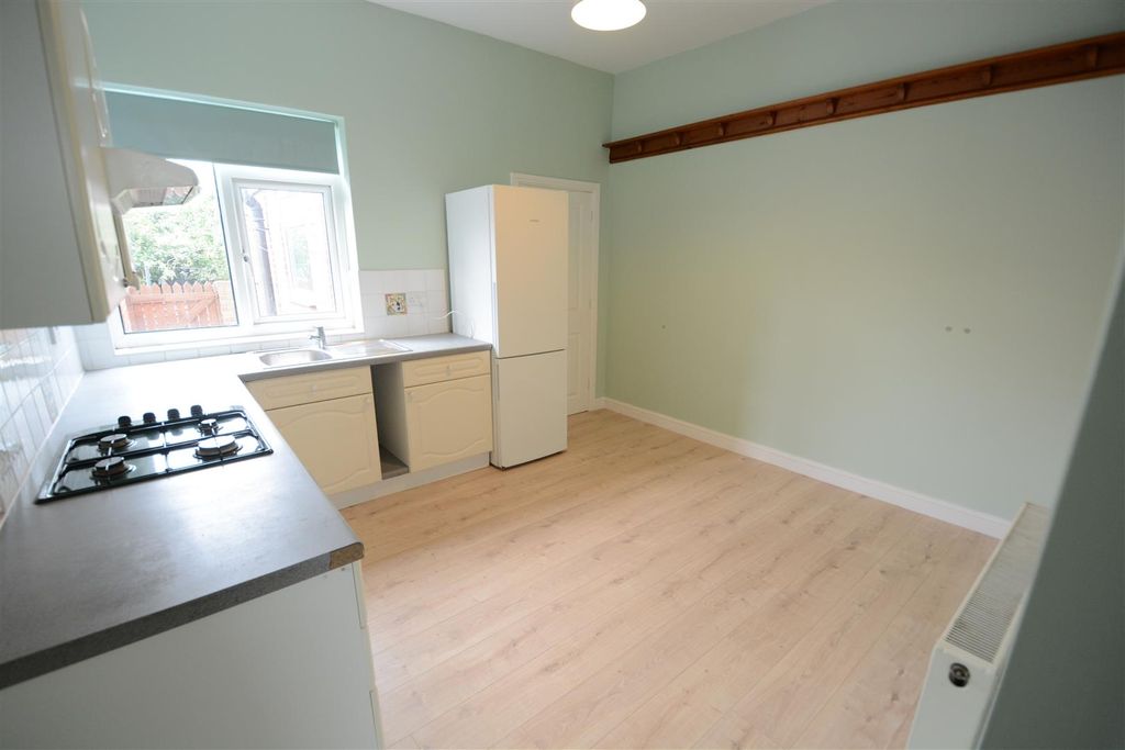 Property photo 3 of 8 Kitchen