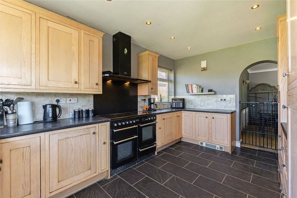 Property photo 3 of 19 Kitchen