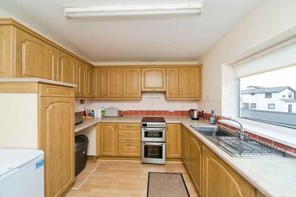 Additional image 4 of 3 bed flat for saleRiverside Court, Deganwy, Conwy LL31