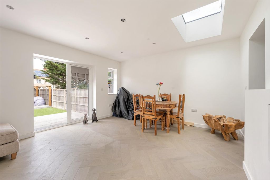 Property photo 3 of 30 Sutton Road, E17