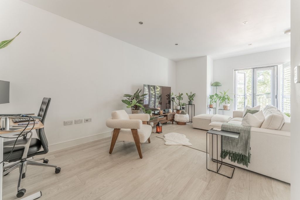 Property photo 2 of 12 3915693