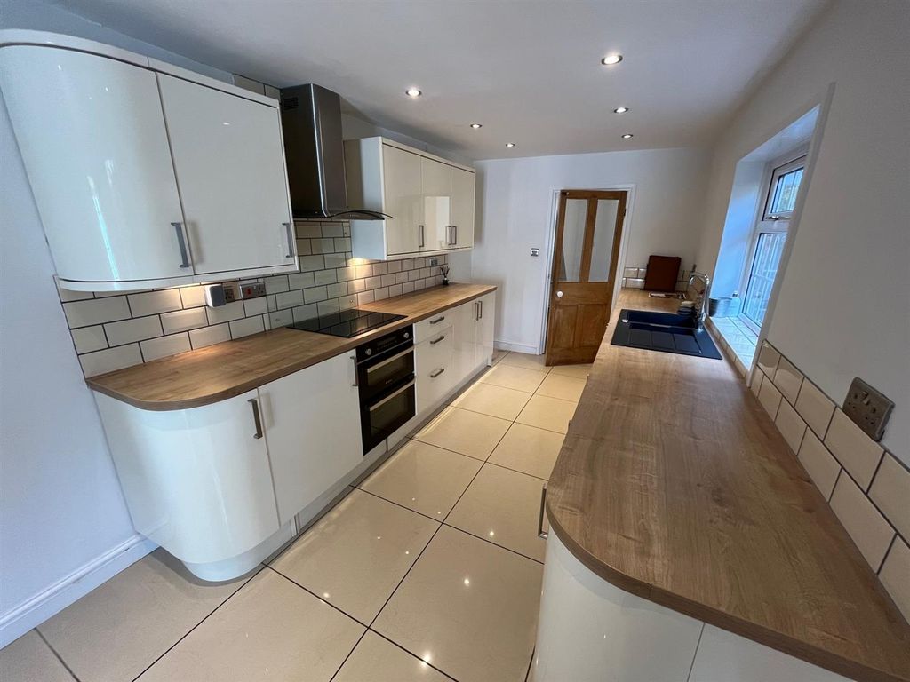 Property photo 2 of 12 707.Jpg