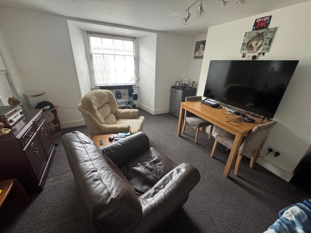 Property photo 2 of 10 Basement Flat - Living Room