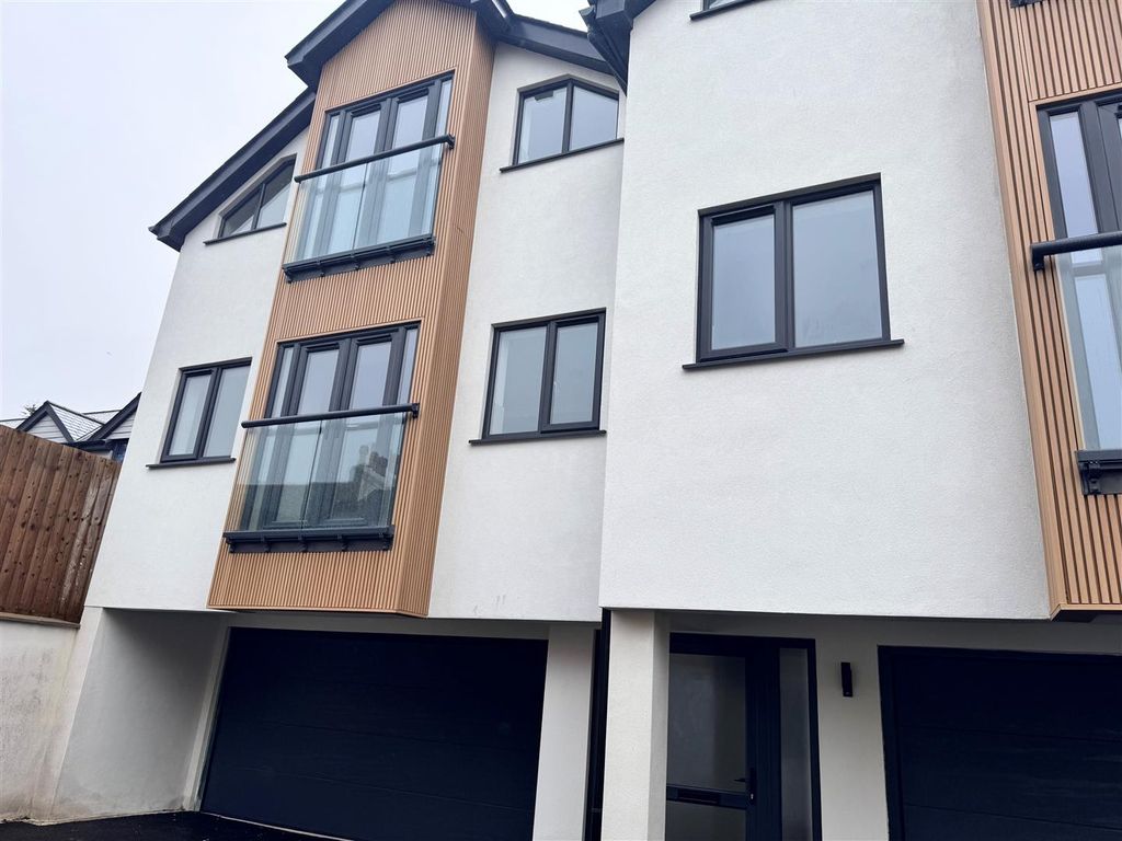 Property photo 1 of 7 Flat 3 Outside.Jpg