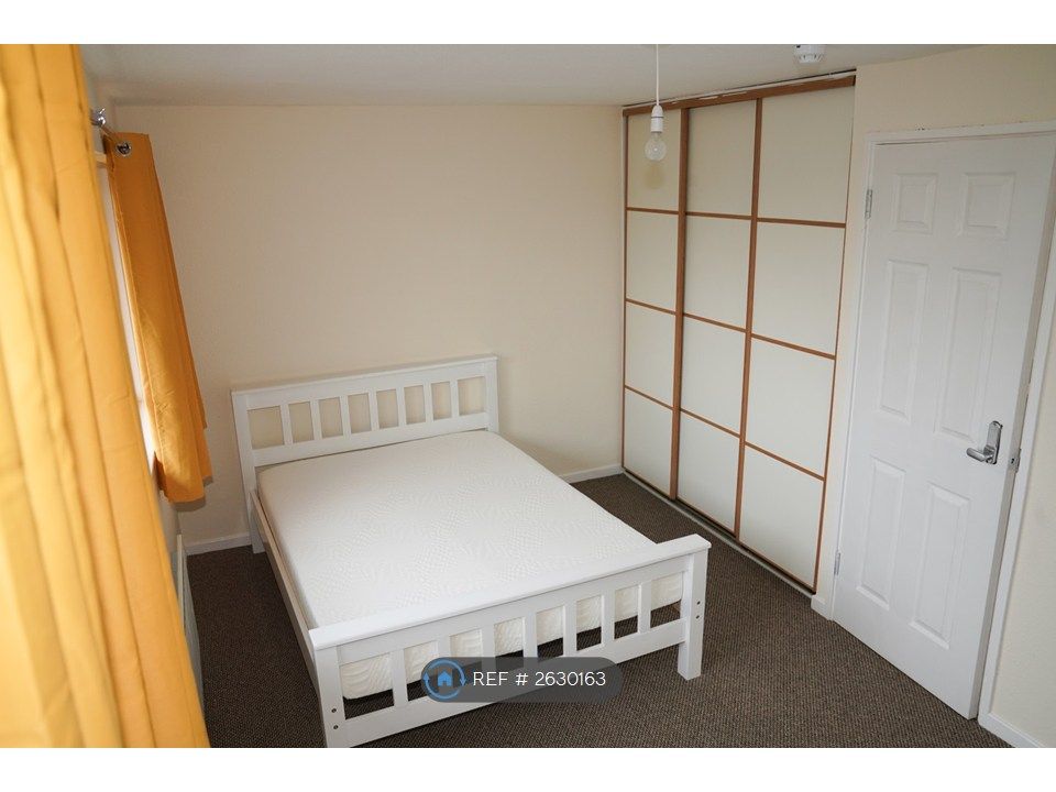 Property photo 3 of 6 2.Yellow Xl Double Bedroom (£150/Week)