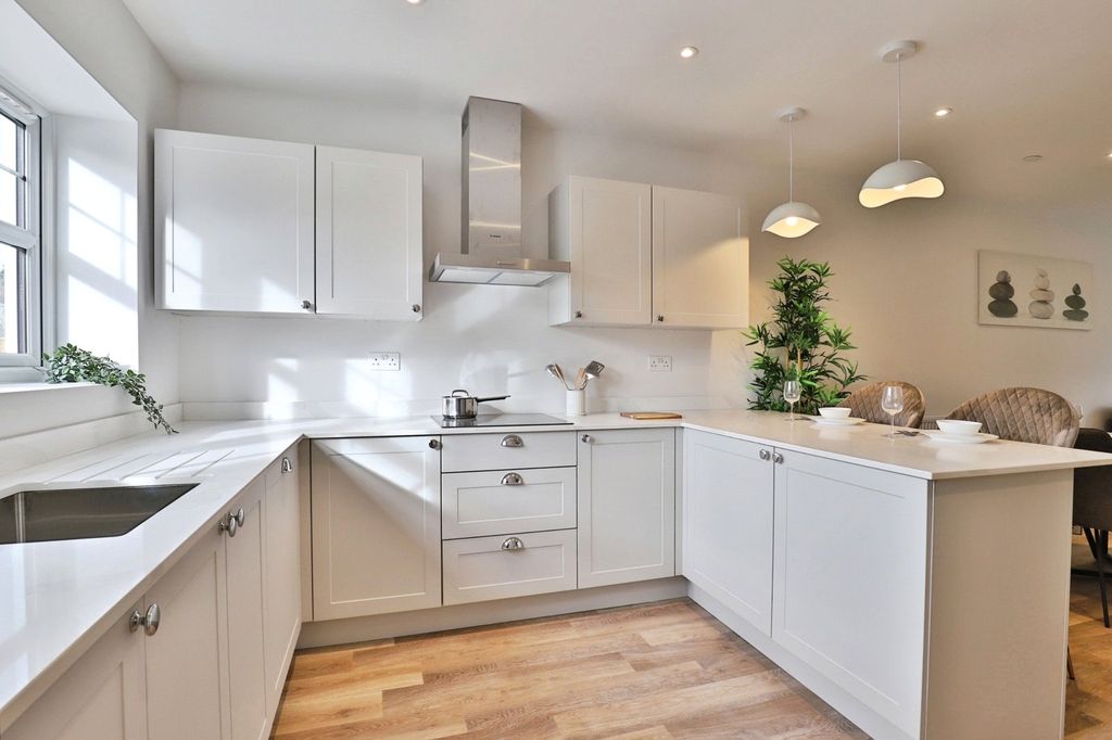 Property photo 3 of 11 Kitchen