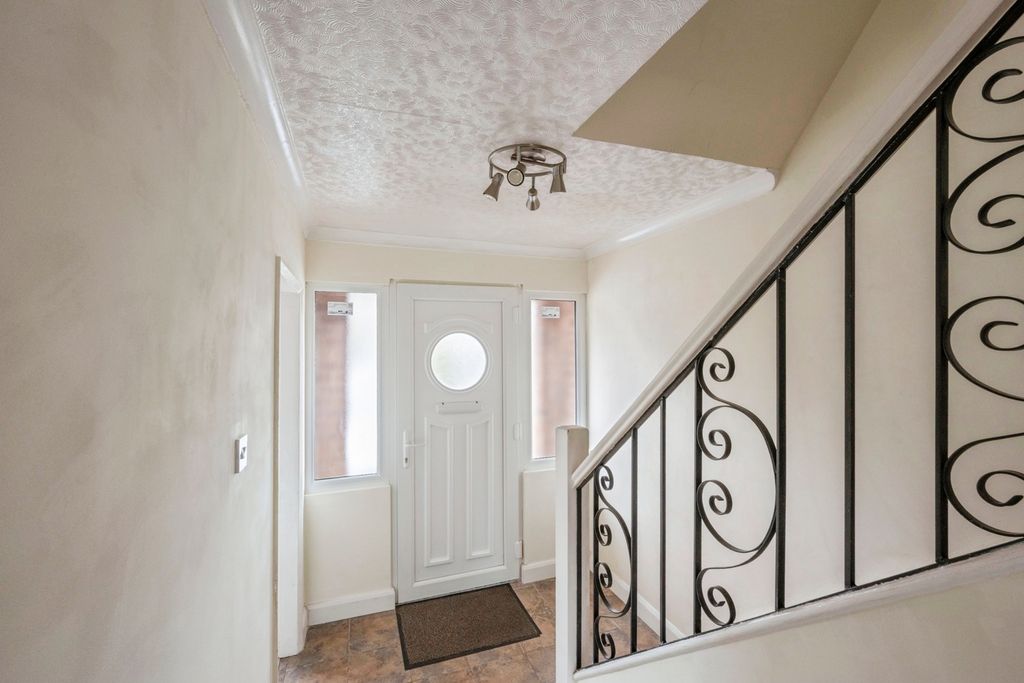 Property photo 2 of 14 Hallway