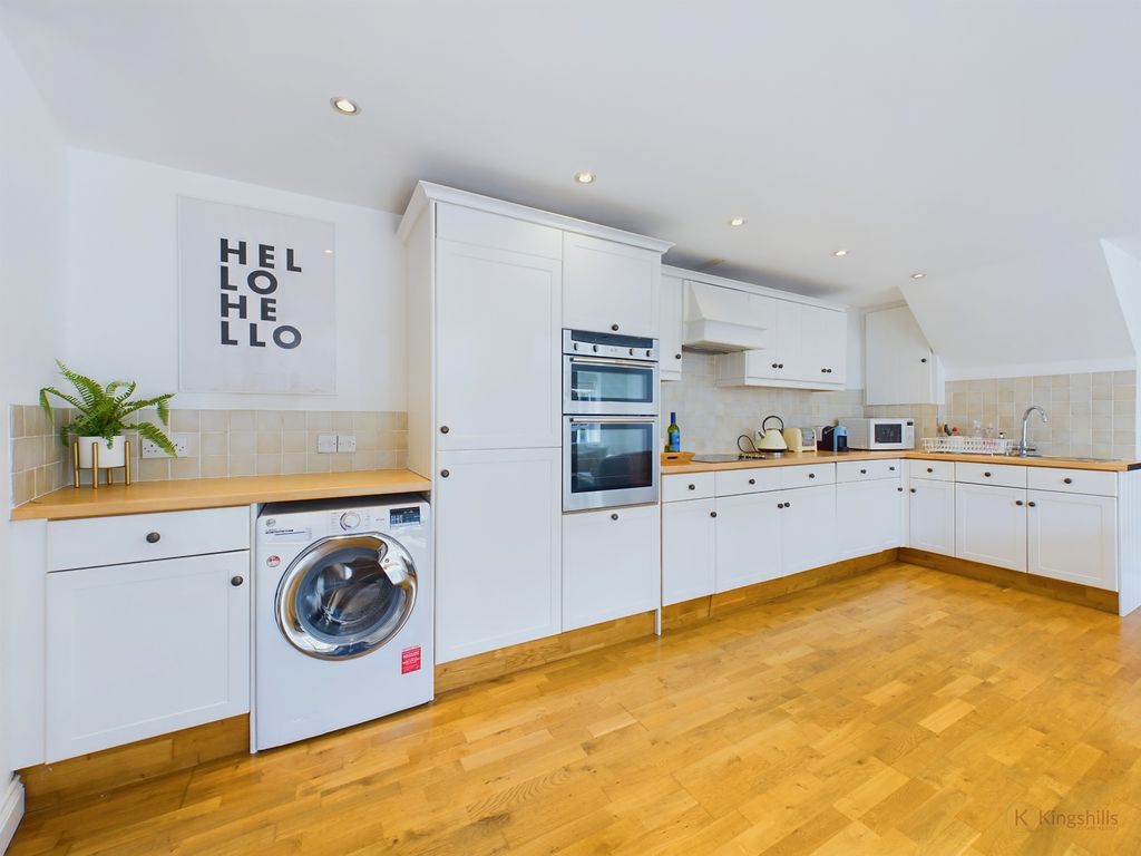 Property photo 2 of 13 Cam02119G0-Pr0212-Still014