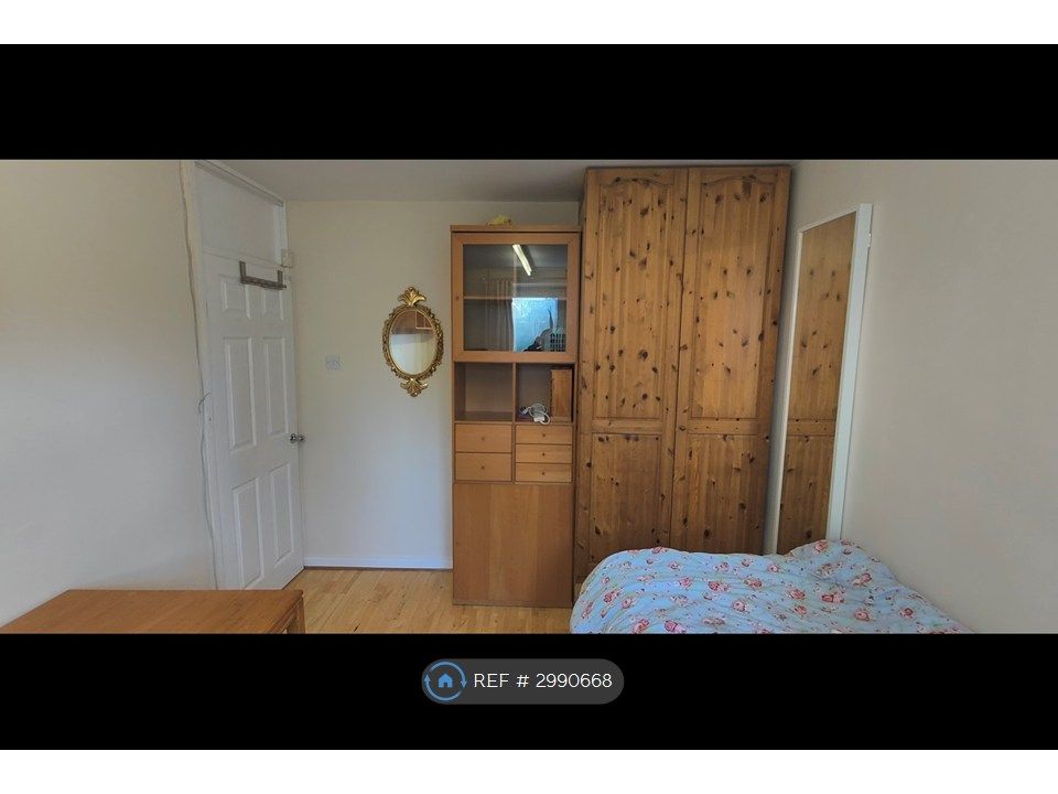 Property photo 2 of 9 Large Bedroom