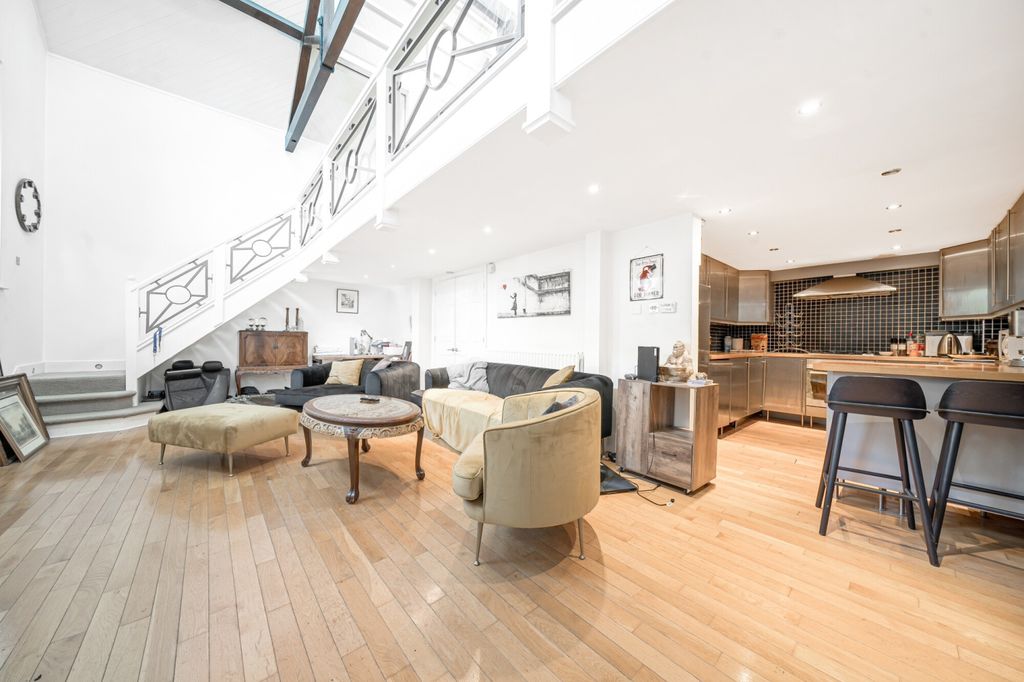 Property photo 3 of 12 Reception/Kitchen