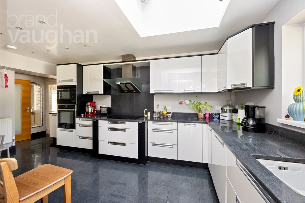 Property photo 2 of 51 Picture No. 07