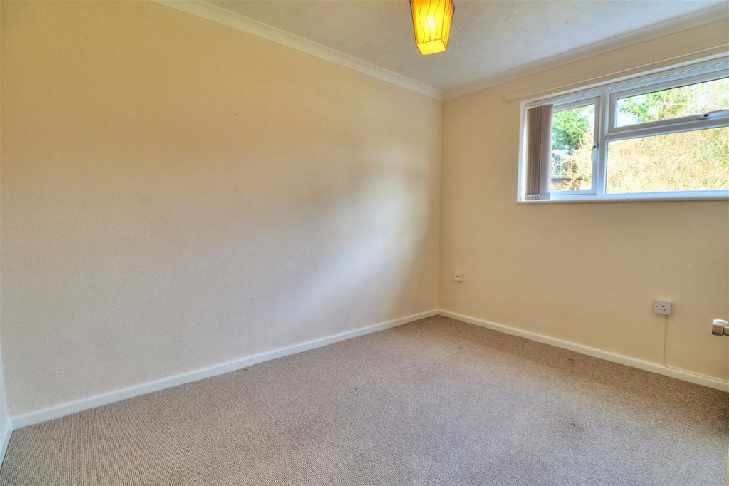 Property photo 3 of 9 Charnwood Crescent 11 Bed 2.Jpg