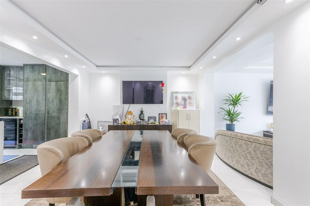 Property photo 3 of 23 Dining 1.Jpg
