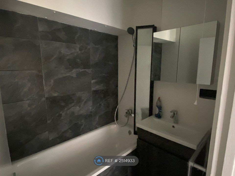 Property photo 2 of 7 Bathroom