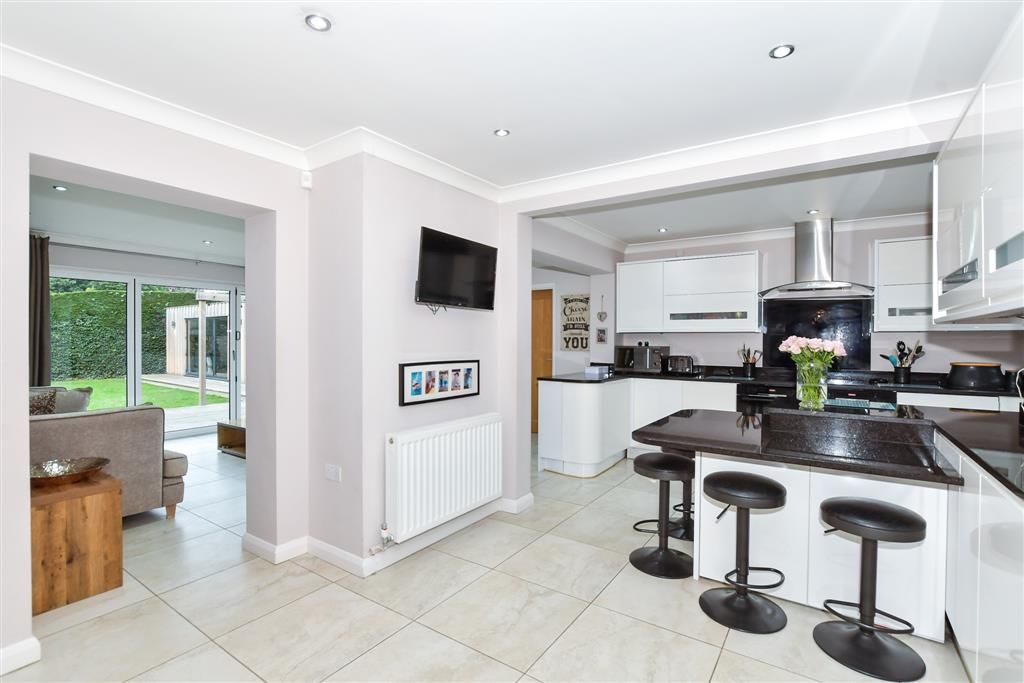 Property photo 3 of 18 Kitchen