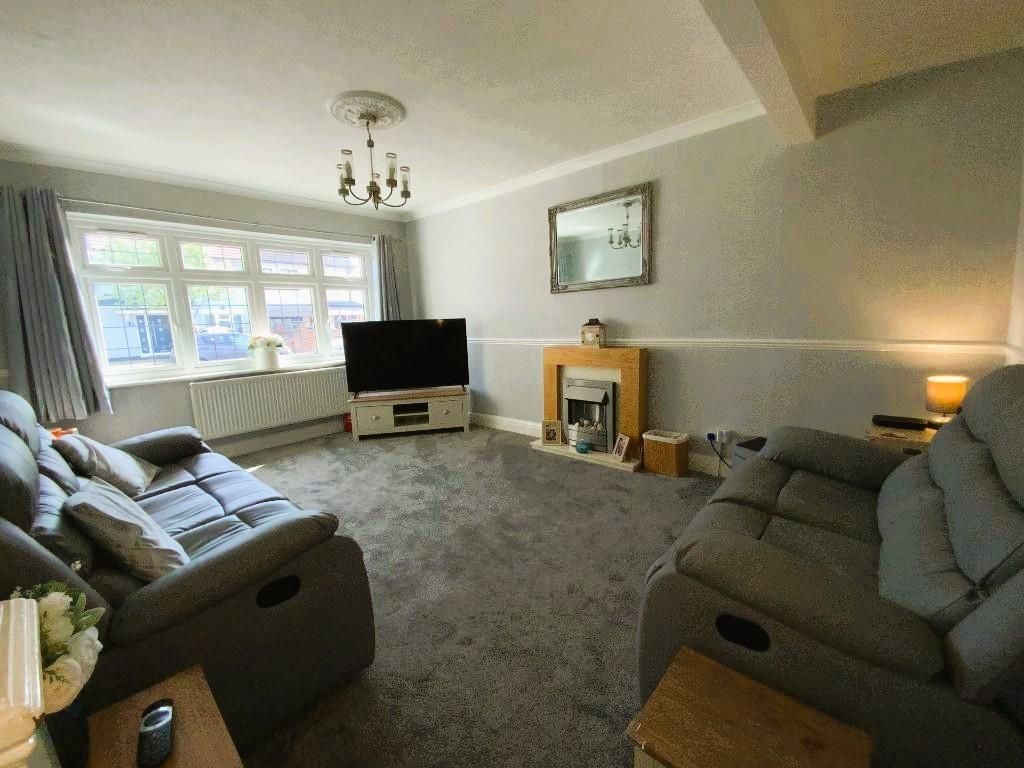 Property photo 3 of 20 Living Room 16'2 x 11'3