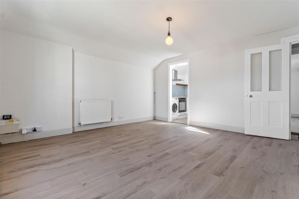 Property photo 3 of 9 4, 24 Grafton Road-002.Jpg