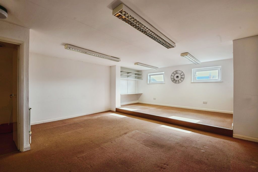 Property photo 2 of 27