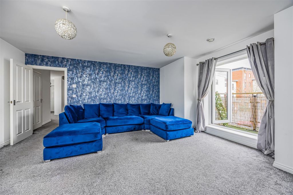 Property photo 3 of 16 4 Prunella Place, Tiller Road, Denmead-Small-Porti