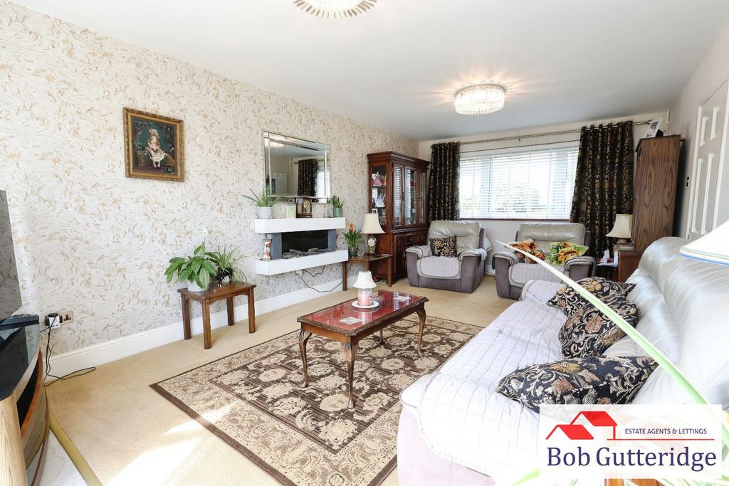 Property photo 2 of 37 Through Lounge