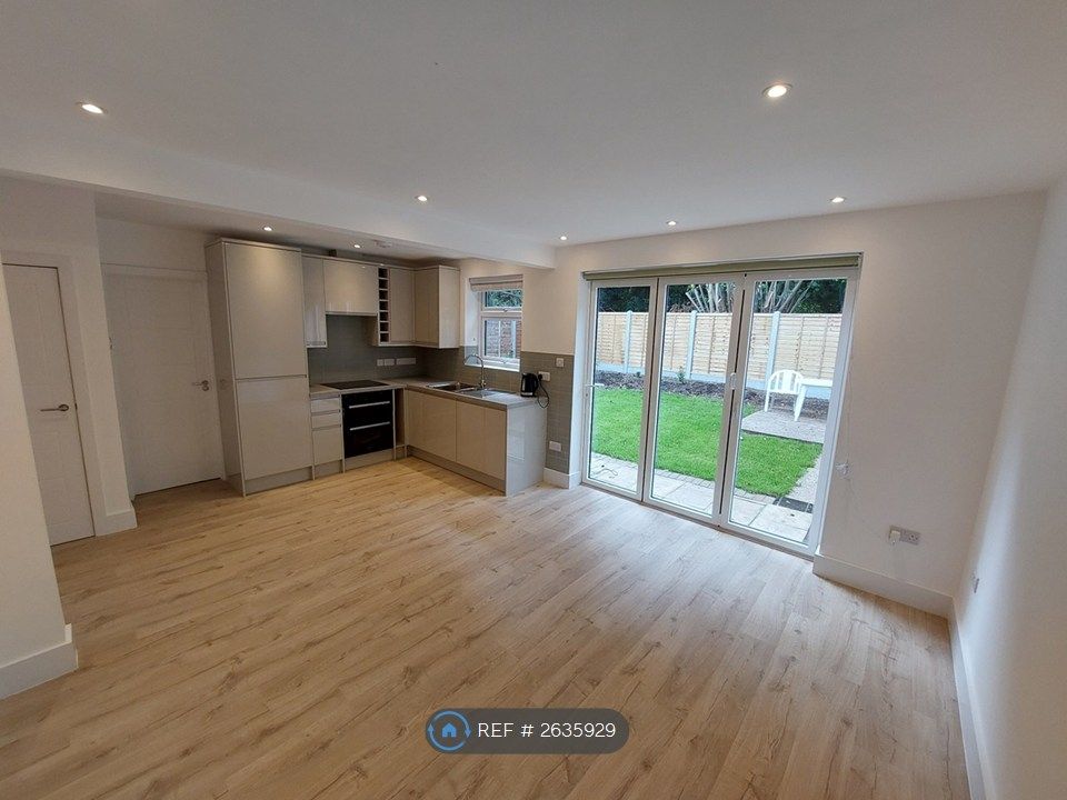 Property photo 2 of 8 Kitchen/ Living