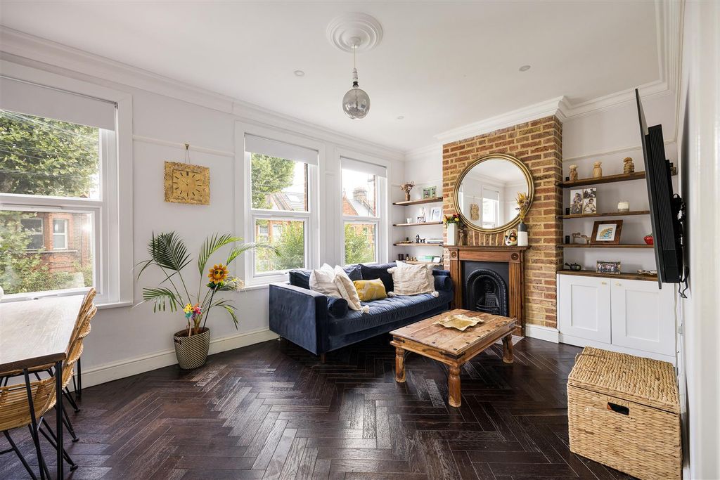 Property photo 2 of 30 Blyth Road, E17