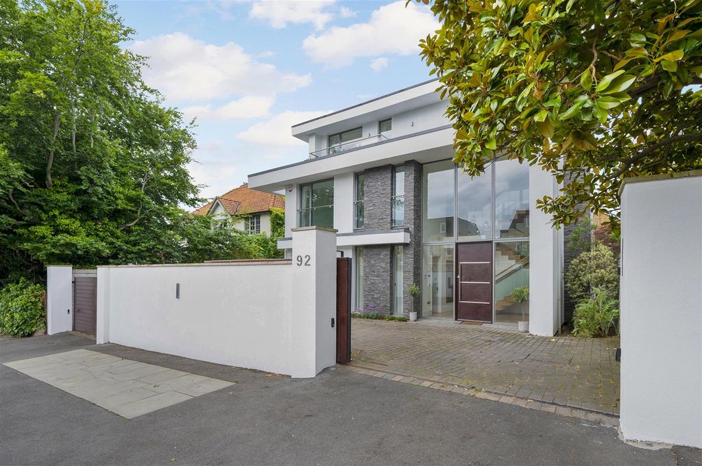 Property photo 1 of 40 92 Copse Hil,1.Jpg
