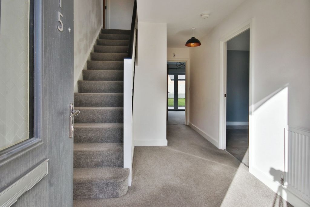 Property photo 3 of 16 3818357