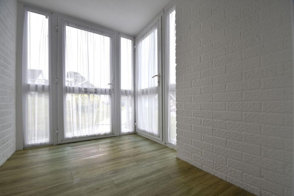 Property photo 2 of 12 Conservatory