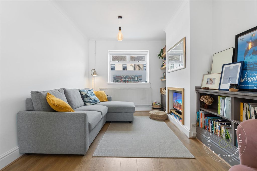 Property photo 3 of 25 Clive Road, Canton, Herncrabtree (14).Jpg