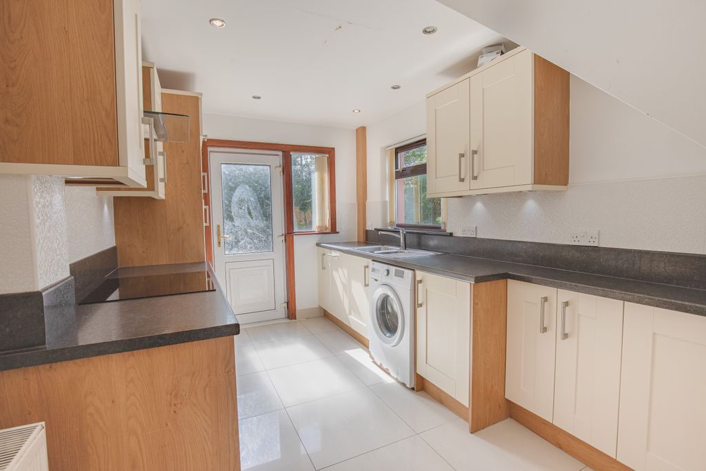 Property photo 2 of 11 Kitchenangle1 (4)