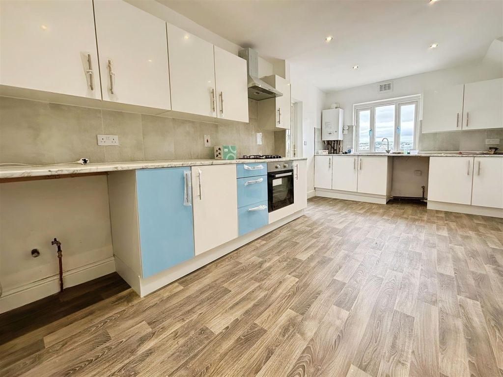 Property photo 2 of 19 Kitchen