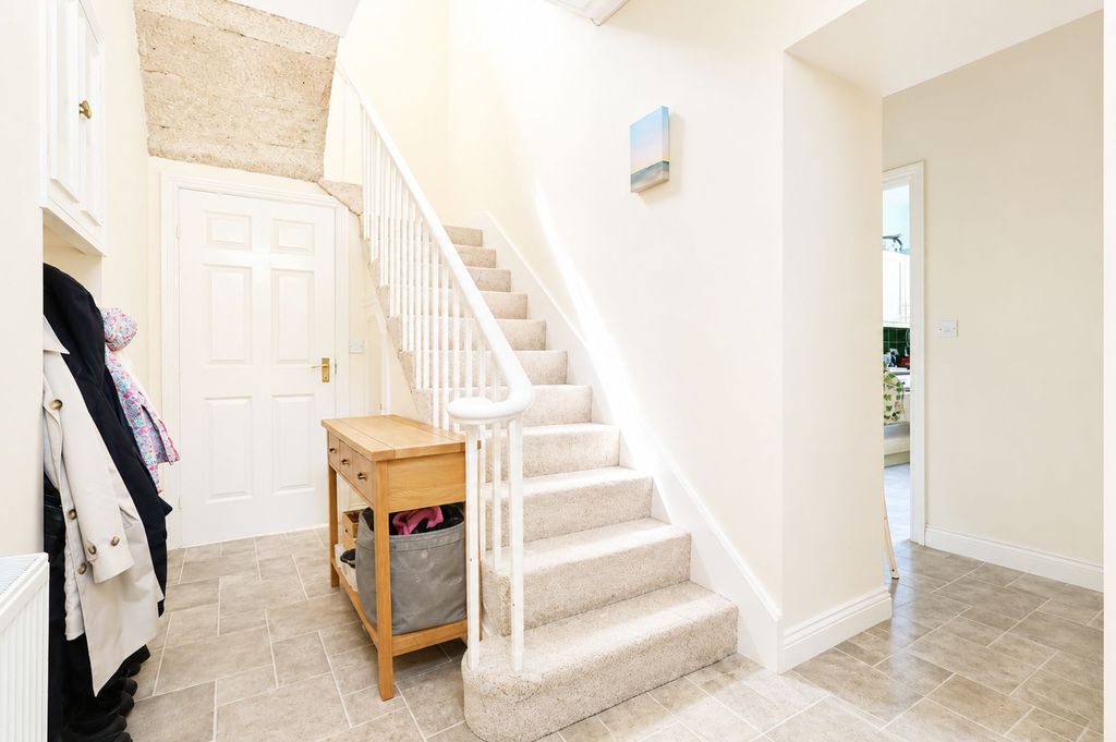 Property photo 3 of 25 Entrance Hallway