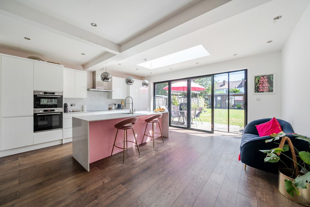 Property photo 2 of 17 1479925-10-6A4666...