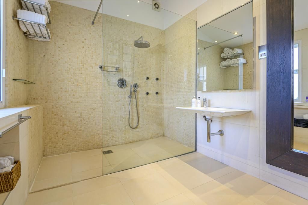 Property photo 2 of 11 Bathroom