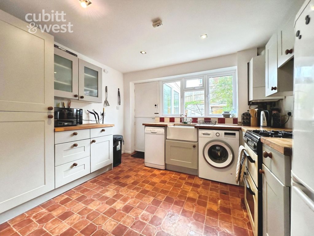 Property photo 2 of 11 Shared Kitchen