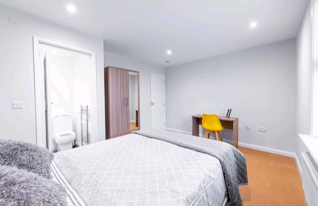 Property photo 1 of 5 Spacious Modern Bedroom With Ensuite And Desk...