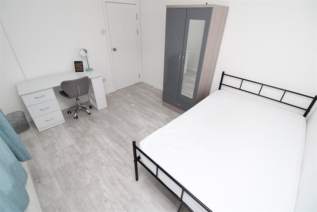 Property photo 2 of 9 Bright, Modern Bedroom With Large Study Desk...