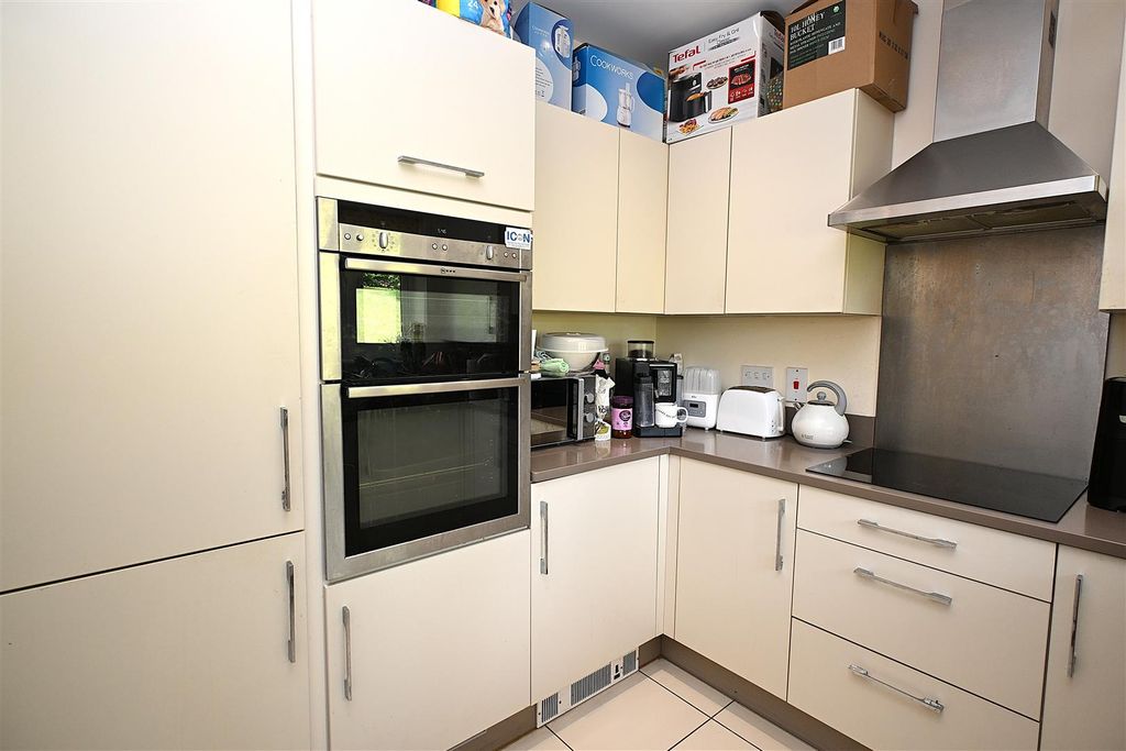 Property photo 3 of 21 Kitchen
