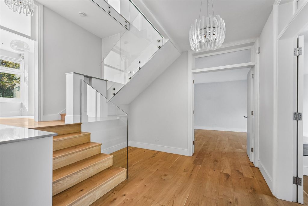 Property photo 2 of 11 Hall1.Jpg