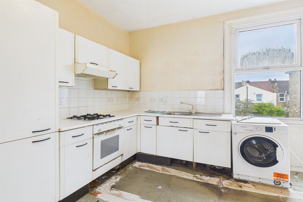 Property photo 2 of 11 Kitchen