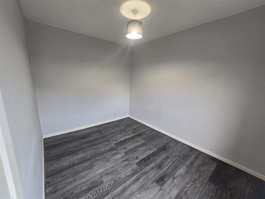 Property photo 3 of 8 Shand Street 4 (2).Jpg