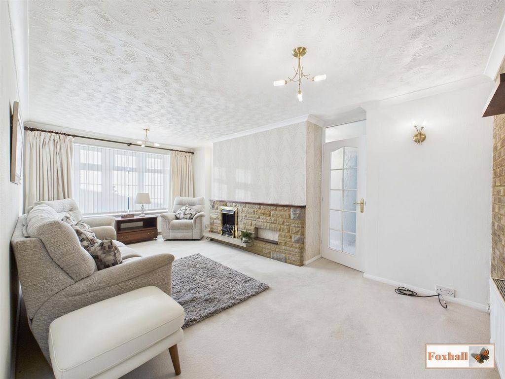 Property photo 3 of 32 Lounge